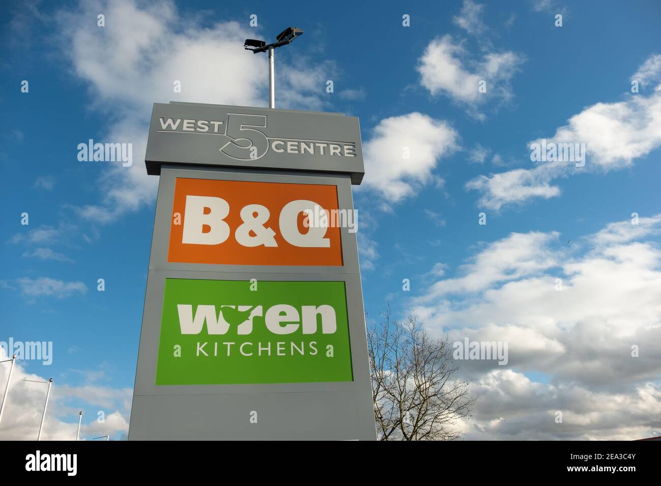 London- West 5 Center, un parco commerciale a West London con filiali B & Q e Wren Kitchen Foto Stock