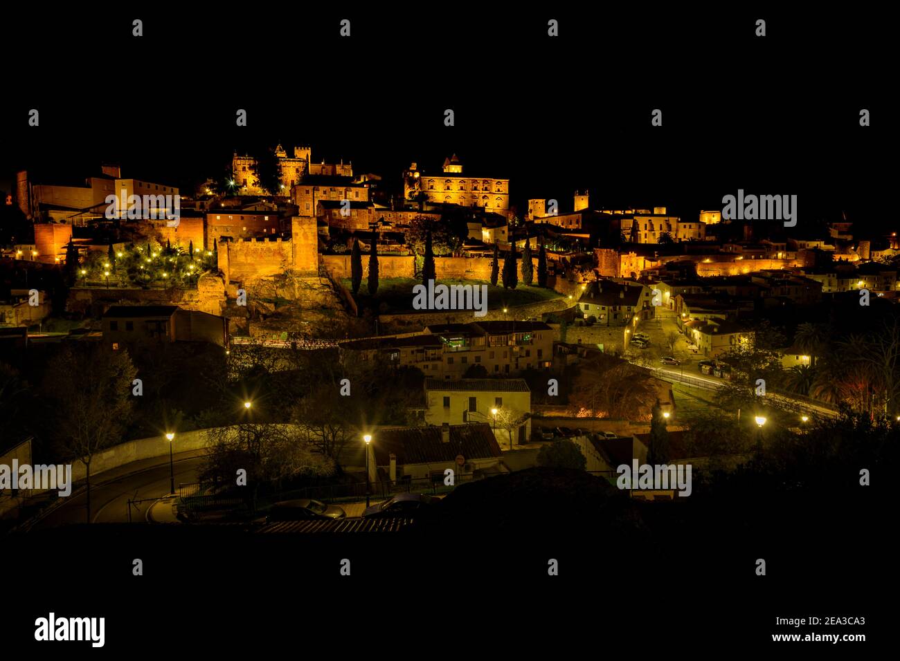 Paesaggio della città monumentale di Cáceres di notte, Patrimonio dell'Umanità dell'UNESCO, Extremadura, Spagna Foto Stock
