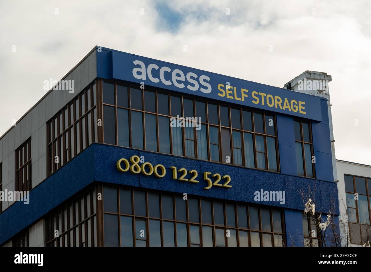 Londra - edificio di autodeposito di accesso ad Acton, Londra Ovest Foto Stock