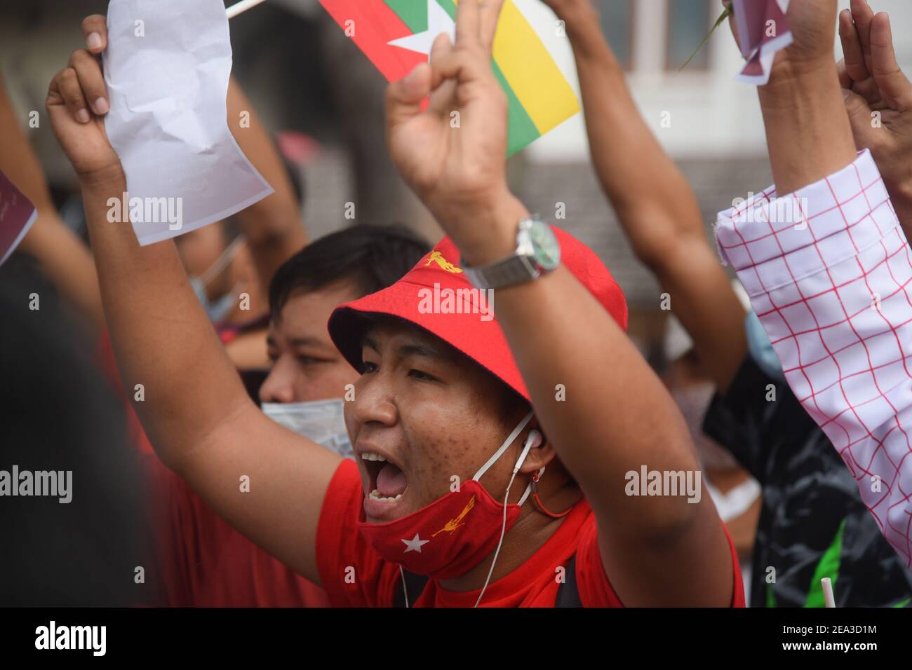 Un manifestante gesturing mentre canta slogan durante la dimostrazione contro il colpo di stato militare. Cittadini di Myanmar protestano contro il colpo di stato militare in Myanmar fuori sede delle Nazioni Unite a Bangkok. Foto Stock