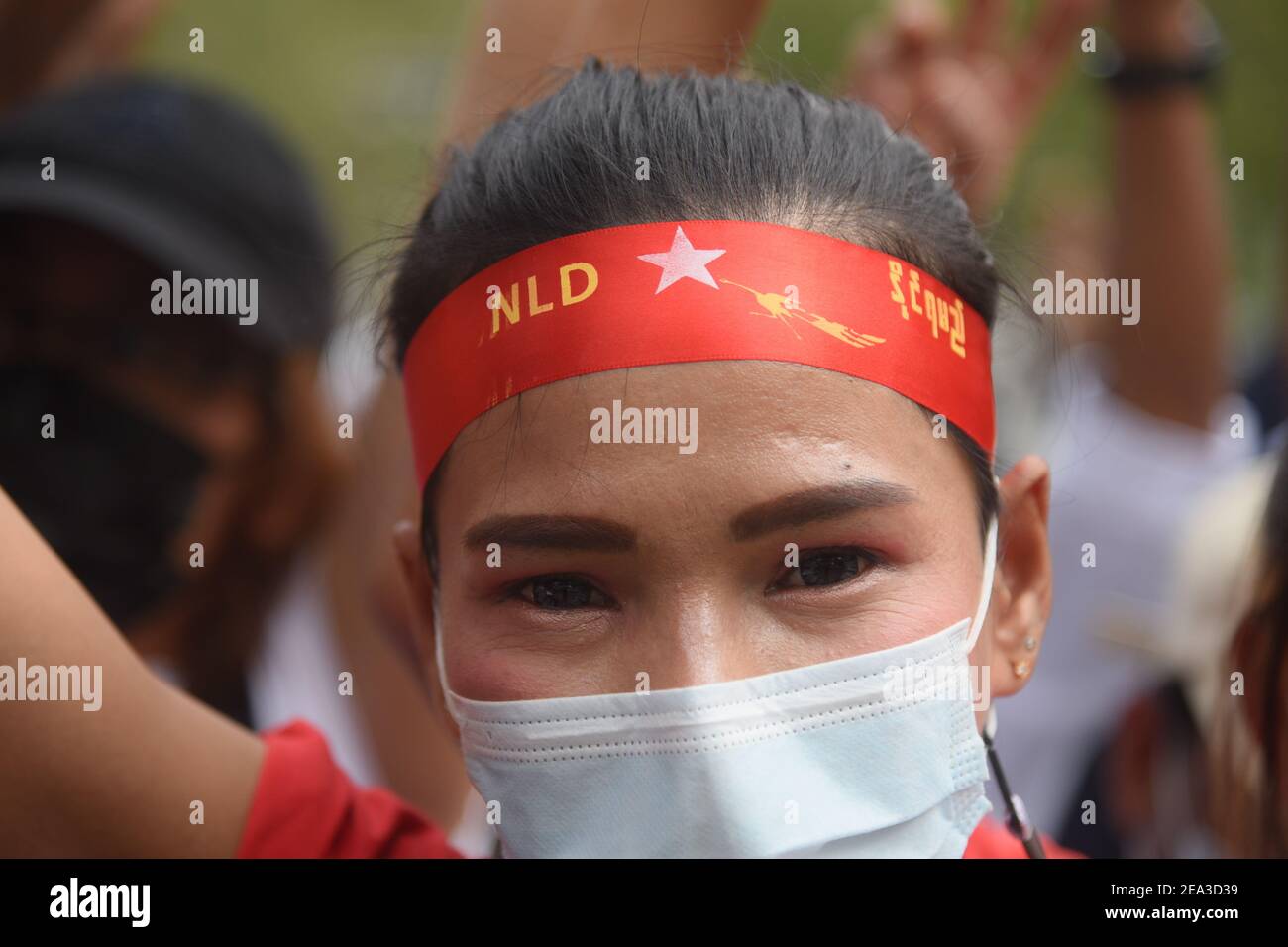 Un manifestante che indossa un nastro della Lega Nazionale per la democrazia durante la dimostrazione contro il colpo di stato militare. I cittadini di Myanmar protestano contro il colpo di stato militare in Myanmar al di fuori della sede delle Nazioni Unite a Bangkok. Foto Stock