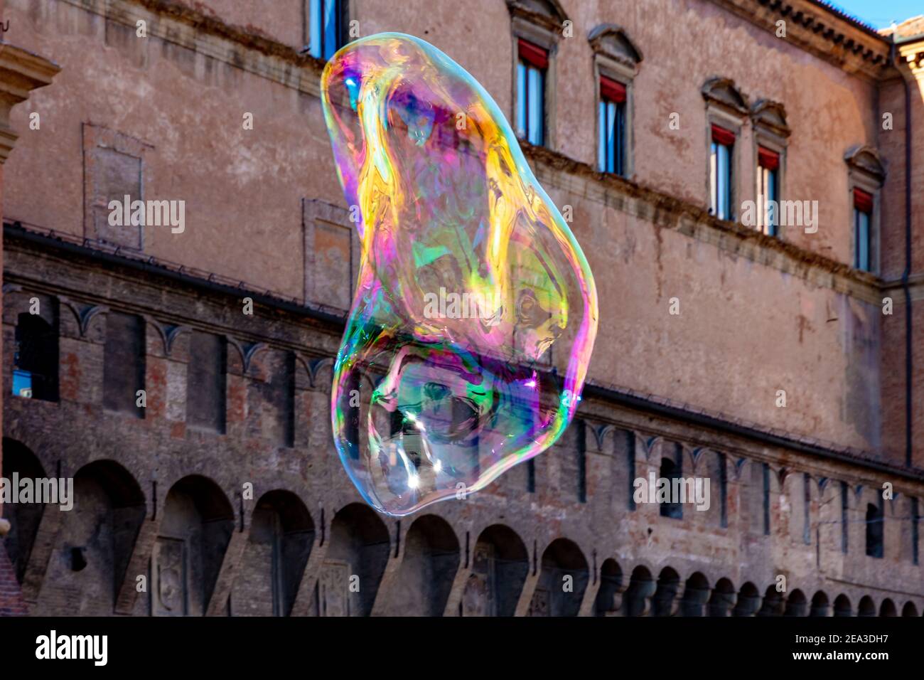Big SOAP Bubble in Piazza maggiore, Bologna, Italia Foto Stock