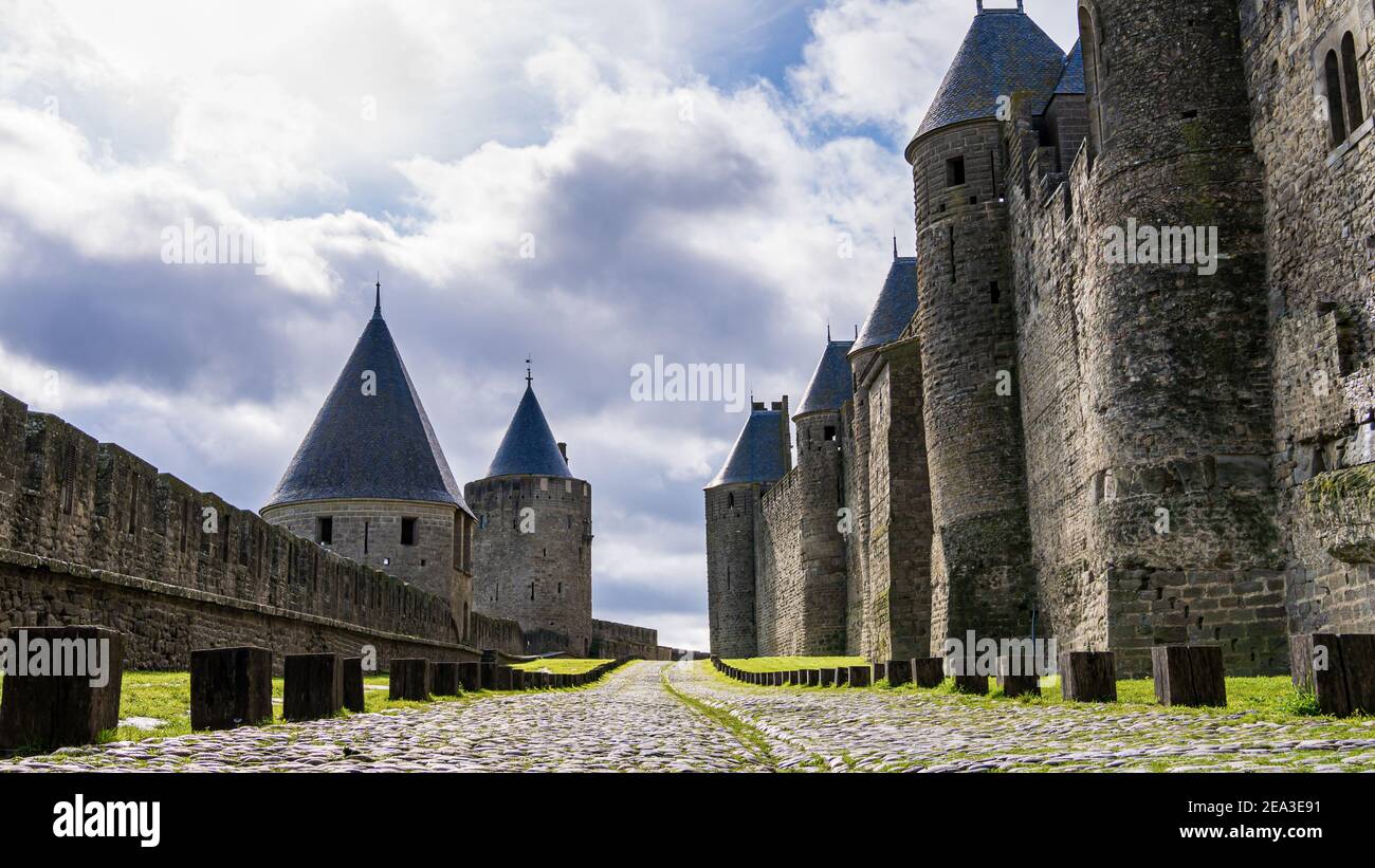 La storica città fortificata medievale di Carcassonne nel sud della Francia, roccaforte dei catari occitani Foto Stock