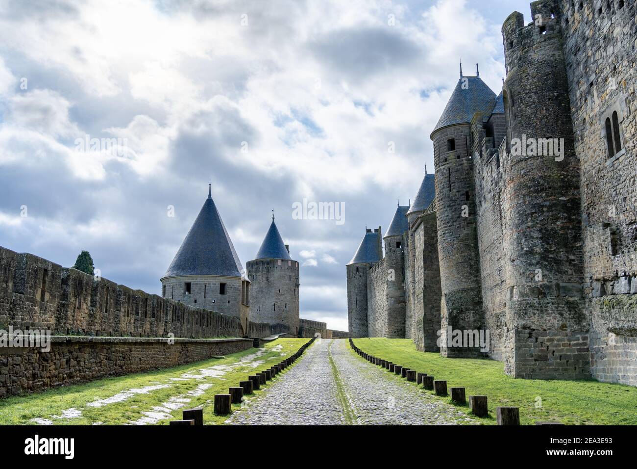 La storica città fortificata medievale di Carcassonne nel sud della Francia, roccaforte dei catari occitani Foto Stock