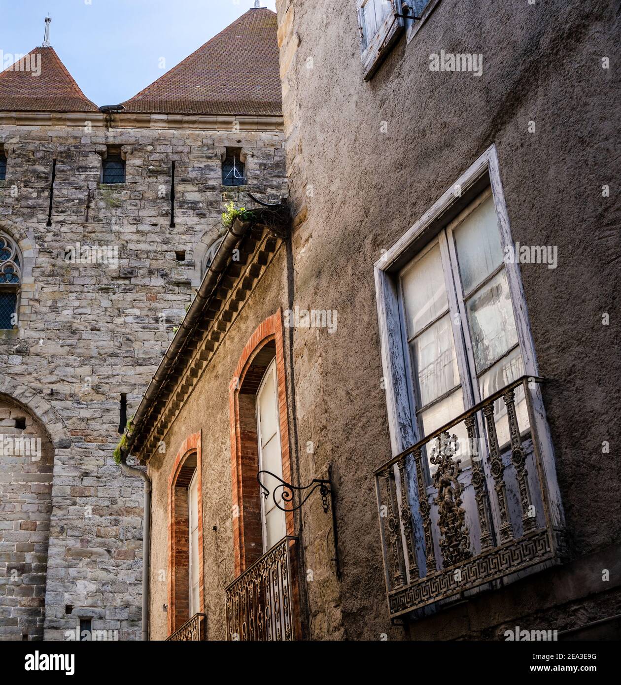 Vecchie case medievali nella storica città fortificata di Carcassonne Foto Stock