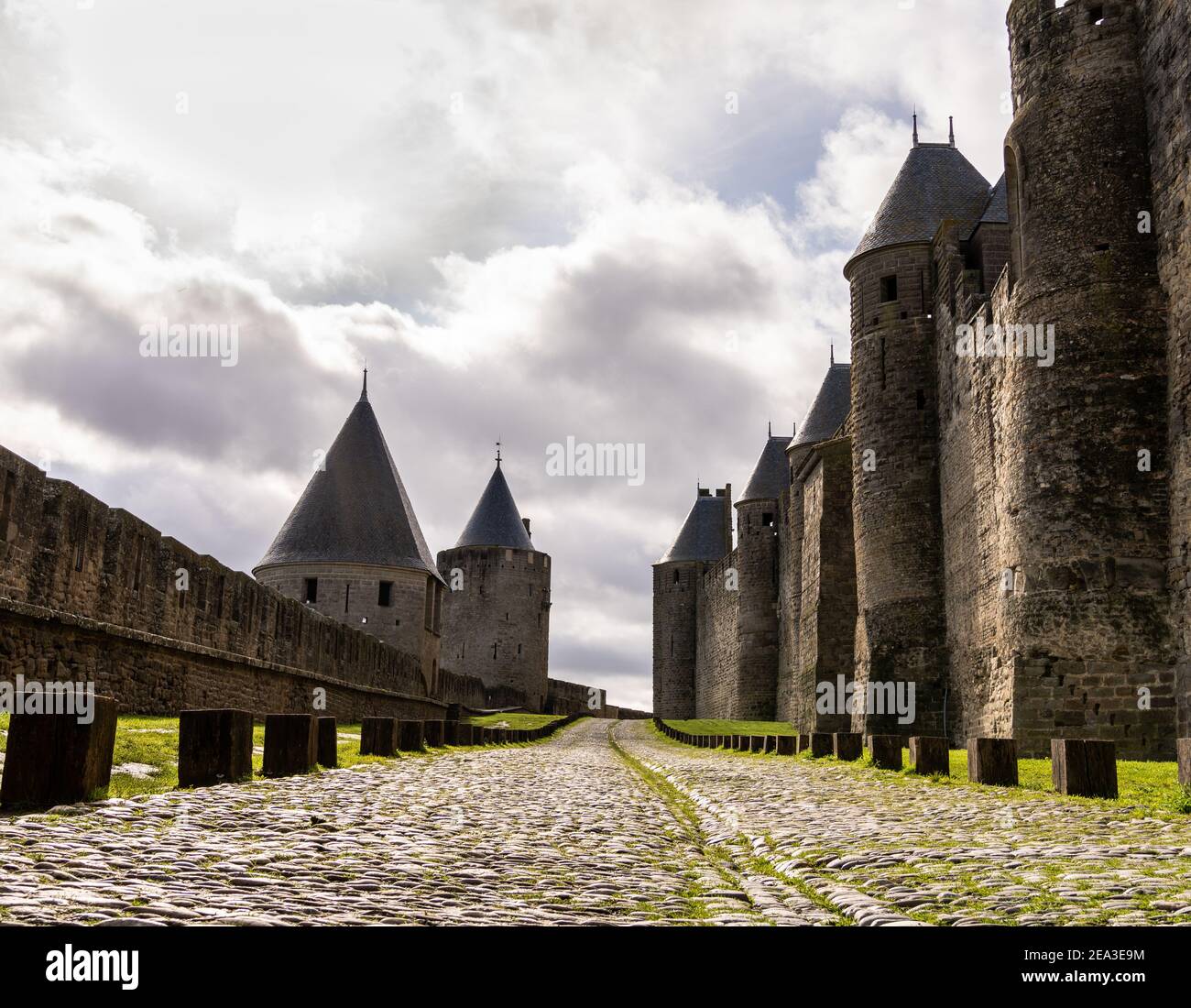 La storica città fortificata medievale di Carcassonne nel sud della Francia, roccaforte dei catari occitani Foto Stock