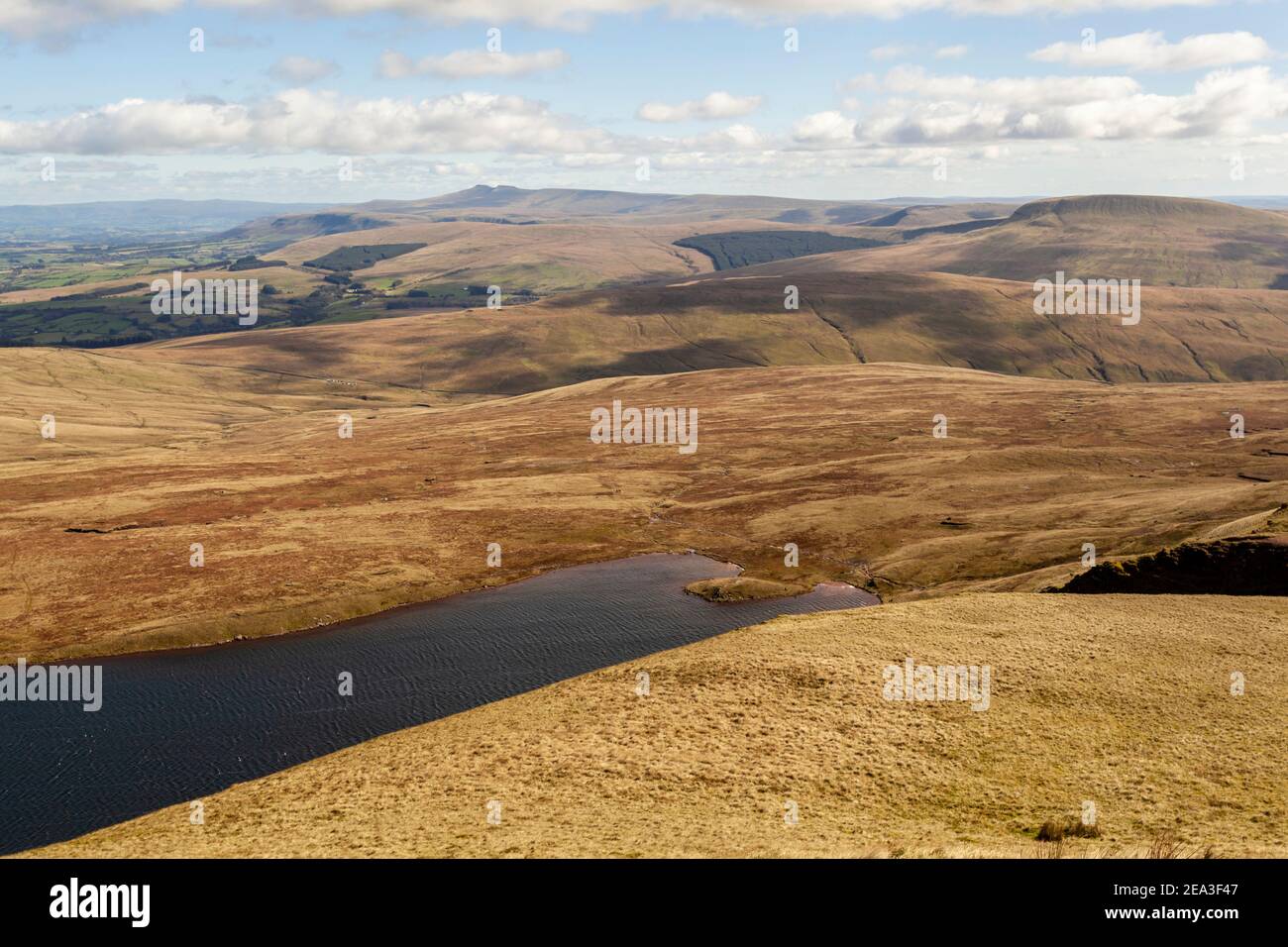 Una vista dal ventilatore Brycheiniog guardando verso la cima della Pen Y Fan, con Llyn Fan Fawr in primo piano, Brecon Beacons National Park Foto Stock