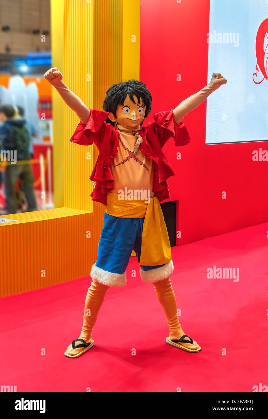chiba, giappone - dicembre 22 2018: Cosplayer indossando costume, maschera e parrucca del personaggio pirata Scimmia D.Luffy della serie manga e anime di One P. Foto Stock