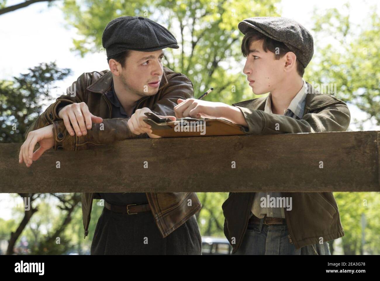 LA TRAMA CONTRO AMERICA 2020 serie TV HBO con con Anthony Boyle a sinistra come Alvin e Caleb Malis come Sabbia Foto Stock