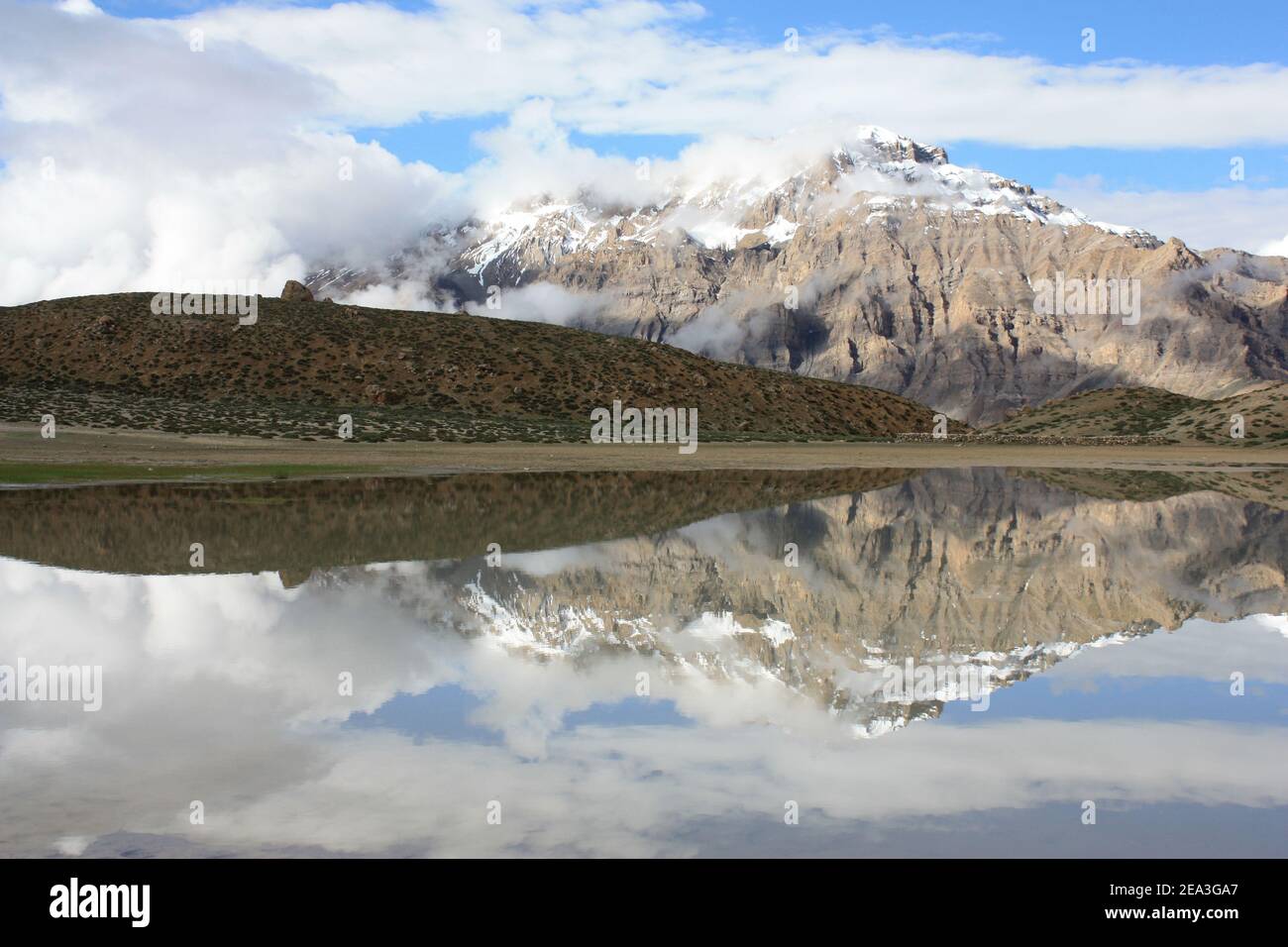 Le vette dell'Himalaya si riflettono sul lago alpino Dhankar, Spiti, India Foto Stock