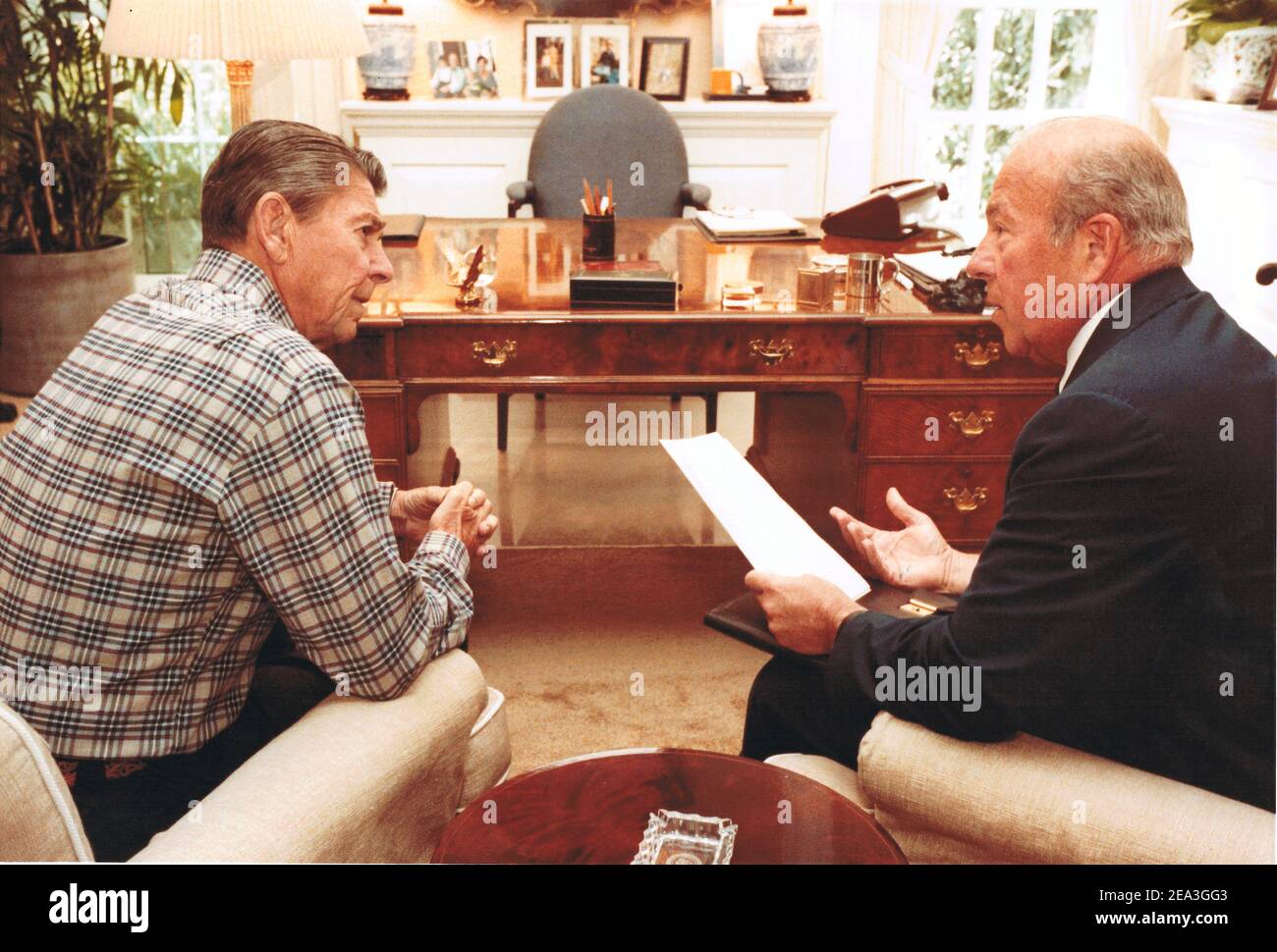 **file Foto** George Shultz è scomparso. In questa foto pubblicata dalla Casa Bianca, il Segretario di Stato degli Stati Uniti George P. Shultz, a destra, informa il presidente degli Stati Uniti Ronald Reagan, a sinistra, sugli ultimi sviluppi da Beirut, Libano, nella carica di Michael K. Deaver, Assistente del Presidente e Vice Capo dello Stato maggiore, Nella Casa Bianca a Washington, DC il 18 settembre 1982. Credito obbligatorio: Karl Schumacher/Casa Bianca via CNP/MediaPunch Foto Stock