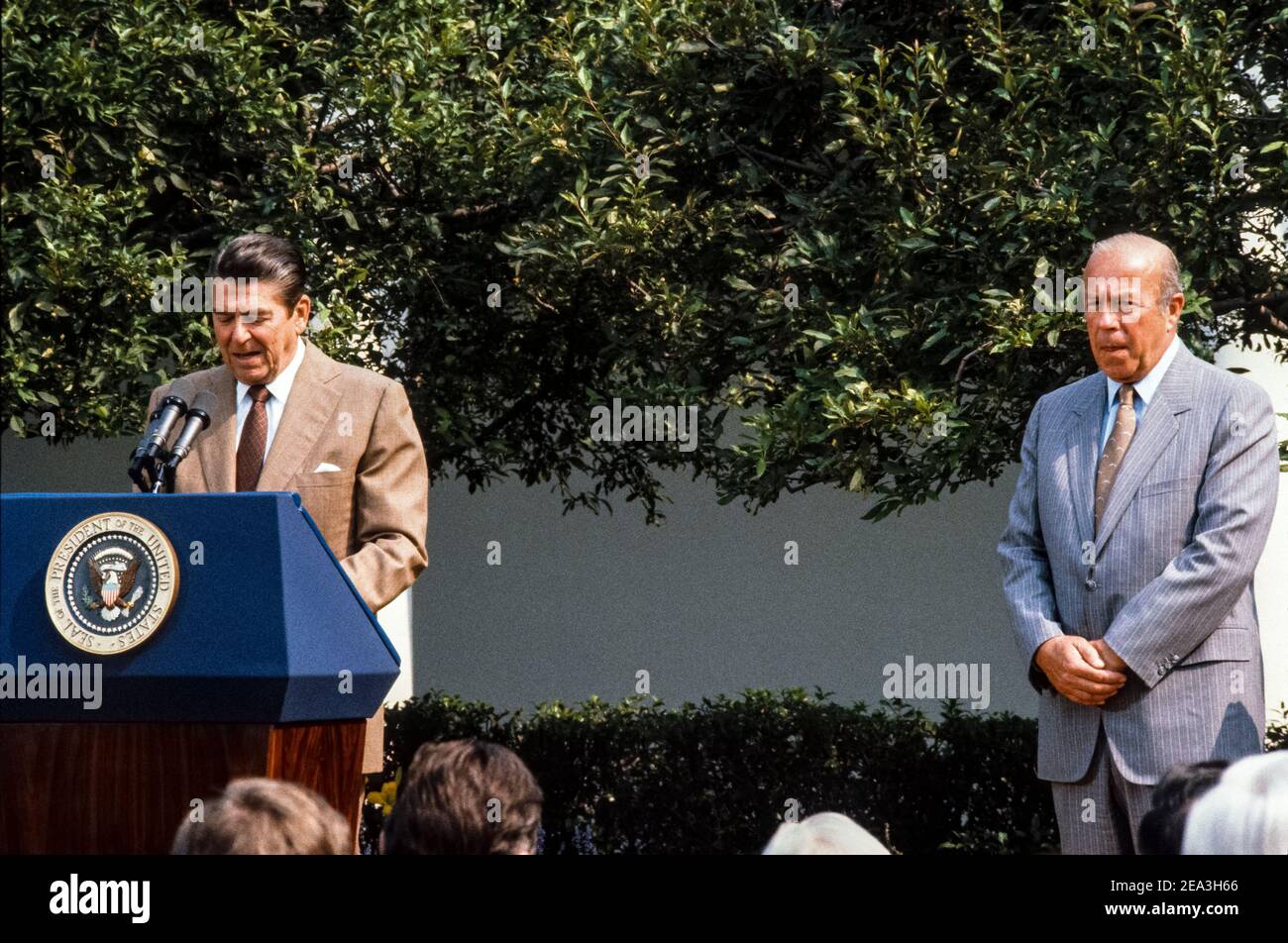 **file Foto** George Shultz è scomparso. Il presidente degli Stati Uniti Ronald Reagan, a sinistra, fa alcune osservazioni prima che George P. Shultz, a destra, venga giurato come sessantesimo Segretario di Stato della nazione durante una cerimonia nel Rose Garden della Casa Bianca a Washington, DC il 16 luglio 1982. Credito: Howard L. Sachs/CNP/MediaPunch Foto Stock