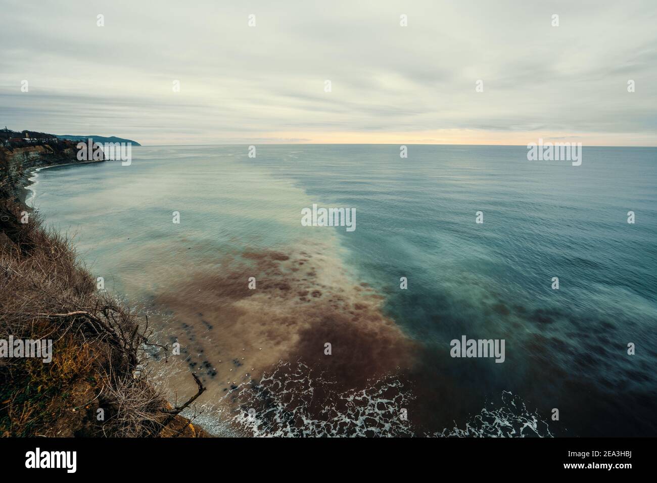 Vista dal Capo Tolsty della città di Gelendzhik al bellissimo Mar d'Inverno, tranquillità paesaggio naturale. Foto Stock