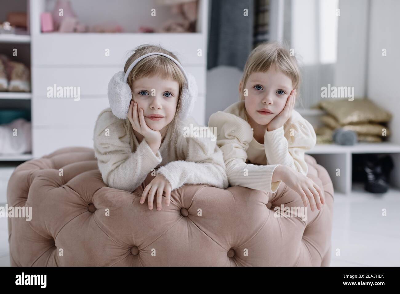 Le sorelle delle ragazze si trovano in un moderno spogliatoio e aspetto alla fotocamera Foto Stock