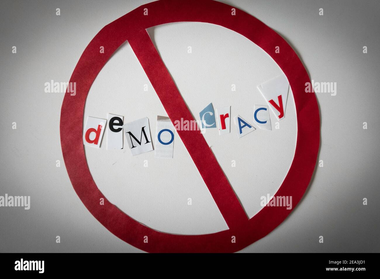 La frase 'Cancel Democracy' usando le lettere di carta ritagliate nella tipografia di effetto di nota di riscatto all'interno dell'internazionale NO Symbol, USA Foto Stock