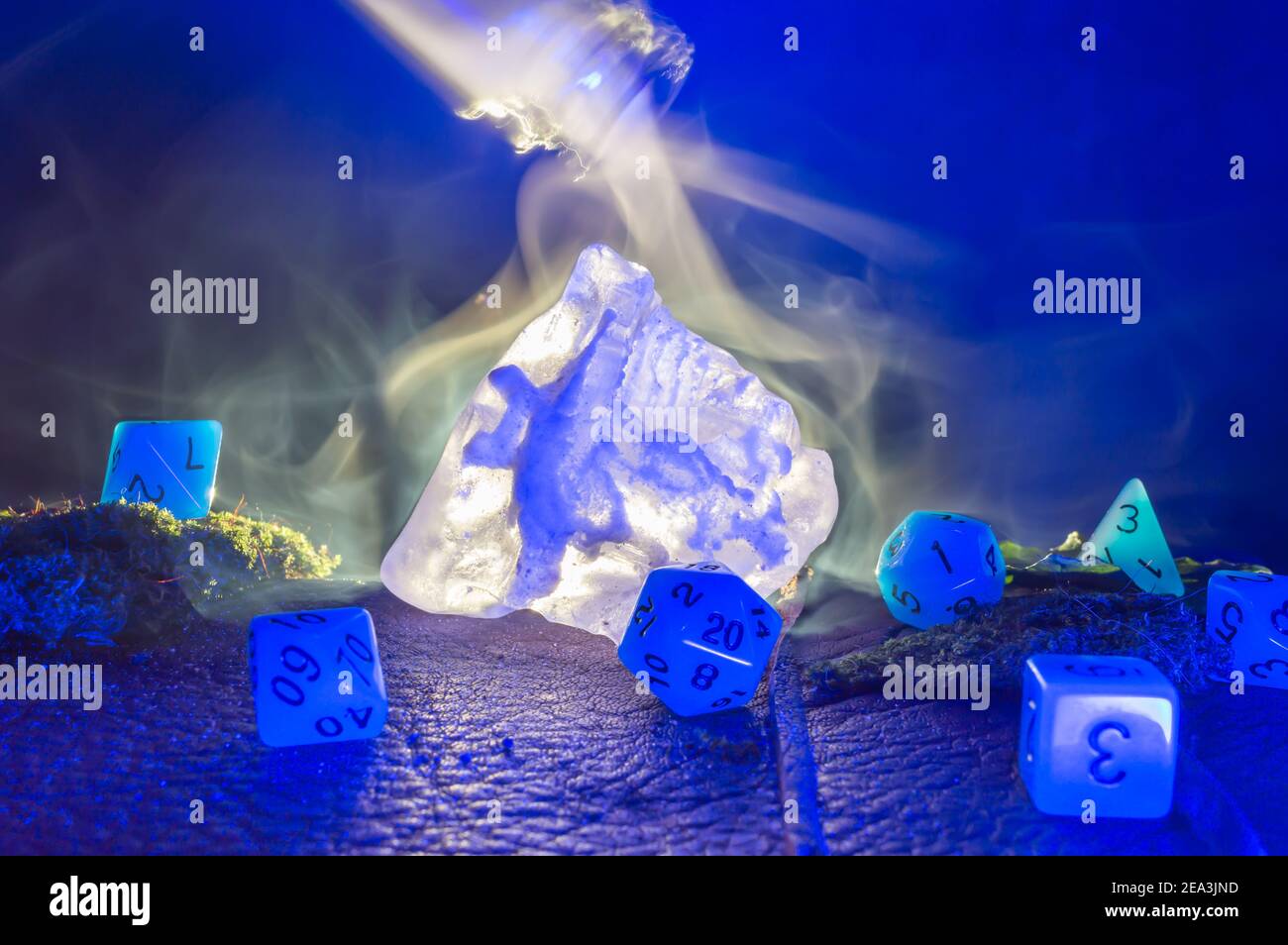 Scena RPG di un cristallo di sale retroilluminato e rpg blu dadi su una superficie in pelle Foto Stock