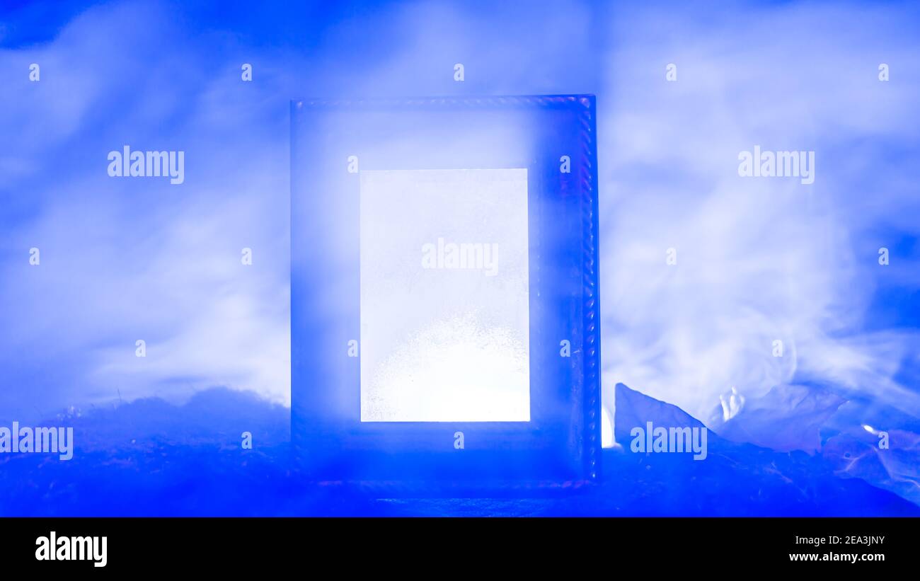 Immagine di una cornice retroilluminata parzialmente oscurata da fumo che simboleggia una porta ad un'altra dimensione Foto Stock