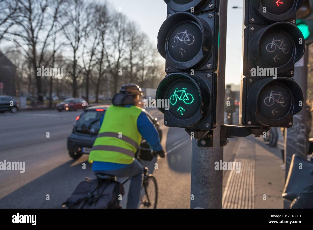 ciclista passando semaforo verde bicicletta Foto Stock