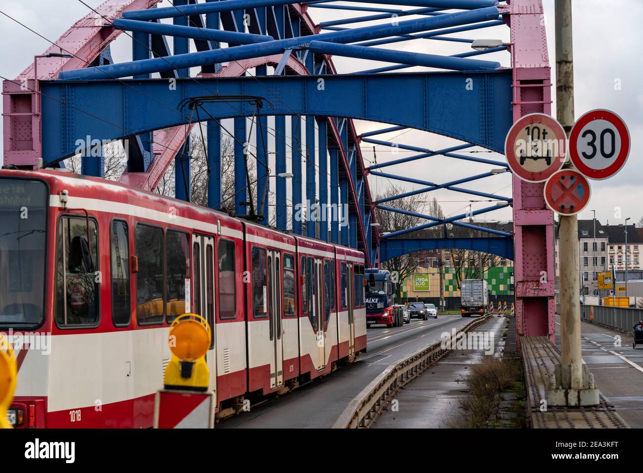 Nuova costruzione del Ponte Karl Lehr nel porto di Duisburg-Ruhrort, sulla Ruhr e sul canale portuale, importante collegamento del porto alla A4 Foto Stock