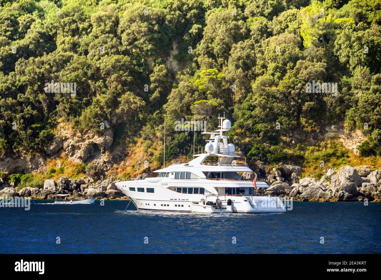 Isola DI CAPRI, ITALIA - AGOSTO 2019: Il lussuoso superyacht A Bordo Dell'isola di Capri. Foto Stock