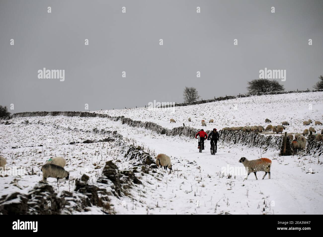 Giro in bici invernale su Longstone Edge nel Derbyshire Peak Distretto Parco Nazionale Foto Stock