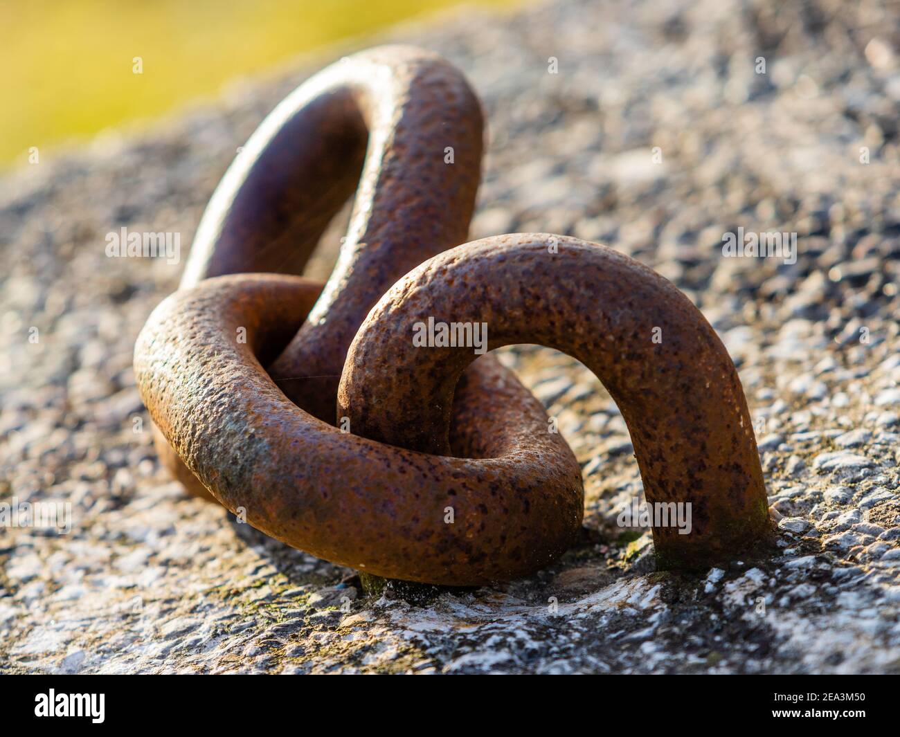 Grandi anelli di catena arrugginiti utilizzati per fissare barche e navi. Foto Stock