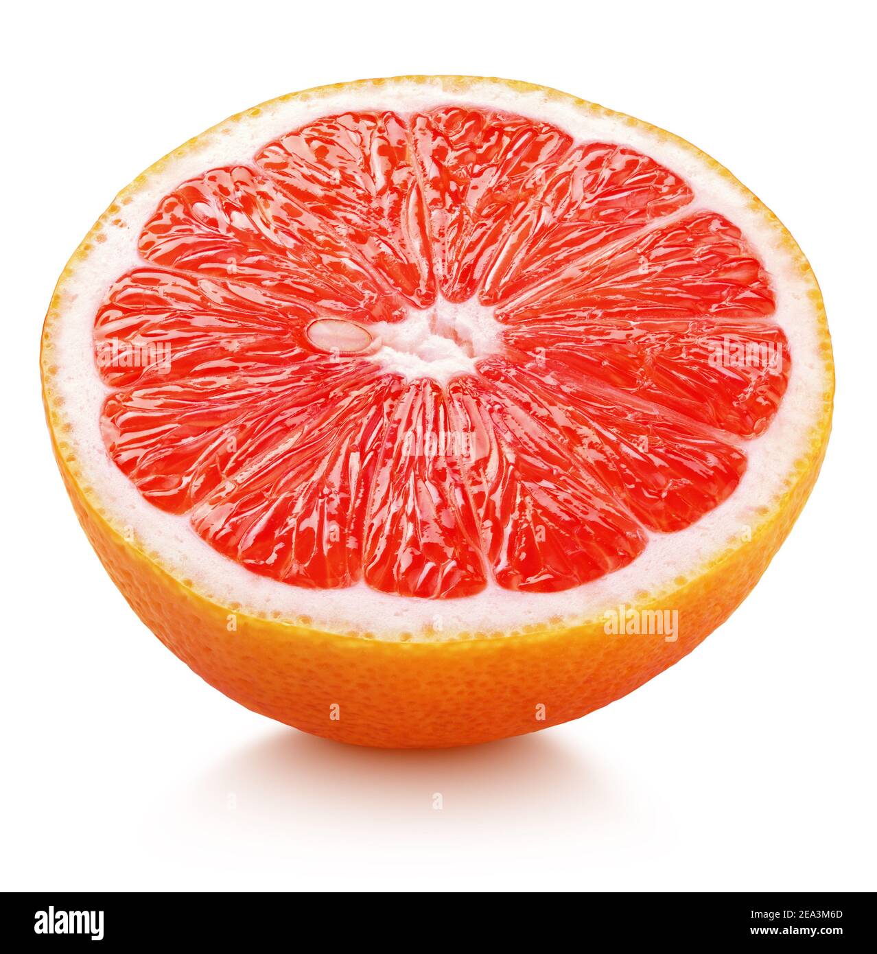 Metà matura di agrumi di pompelmo rosa isolato su sfondo bianco. Pompelmo rosa con percorso di ritaglio Foto Stock