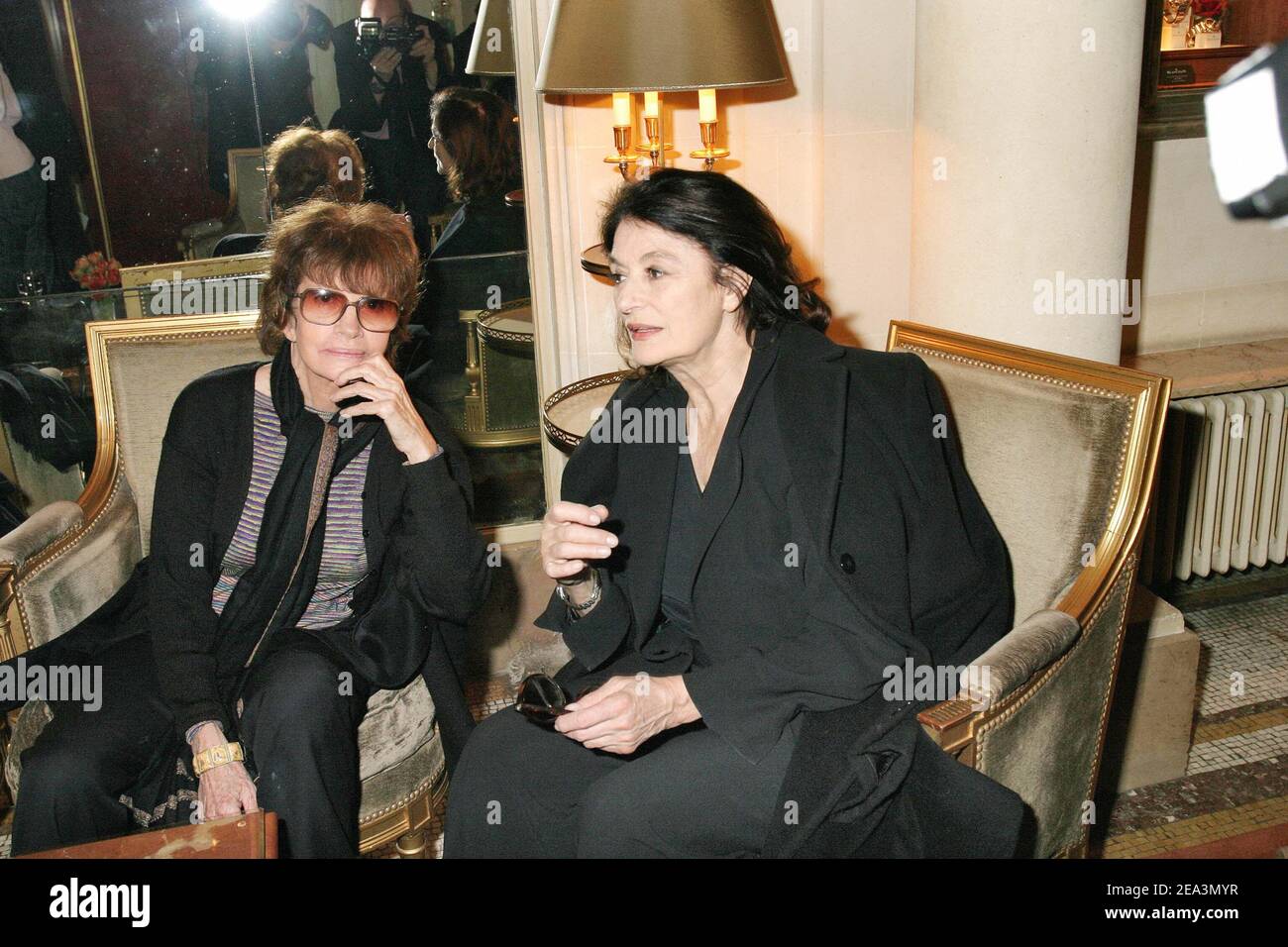 I membri della giuria, il regista francese Nadine Trintignant e l'attrice Anouk Aimee parlano durante i "Premi romani carte Noire Cine" all'hotel Plaza Athene a Parigi, Francia, il 3 aprile 2005. Foto di Benoit Pinguet/ABACA. Foto Stock