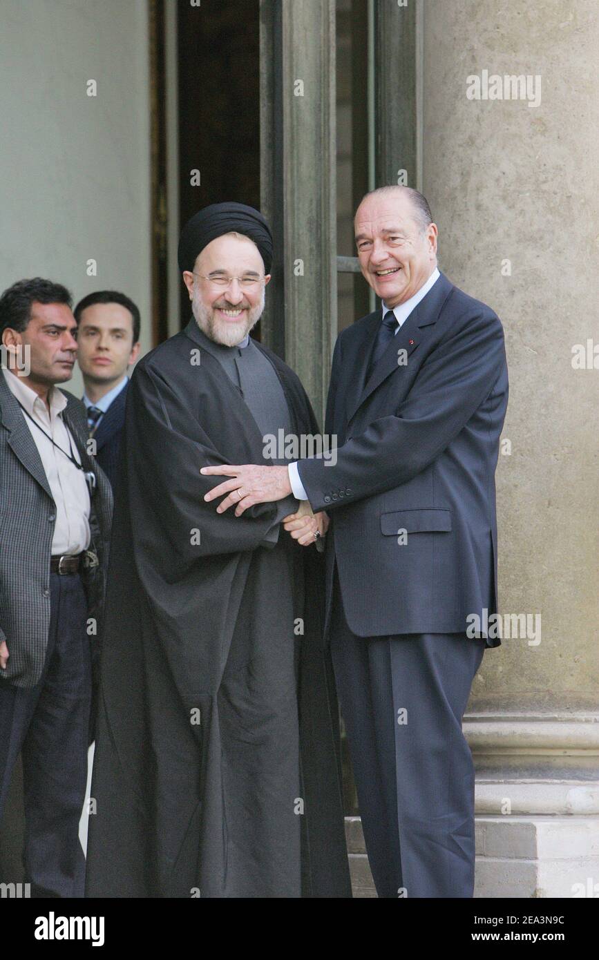 Il presidente iraniano Mohammad Khatami scuote la mano con il presidente francese Jacques Chirac mentre lascia il palazzo Elysee a Parigi, in Francia, il 5 aprile 2005. Foto di Mousse/ABACA. Foto Stock