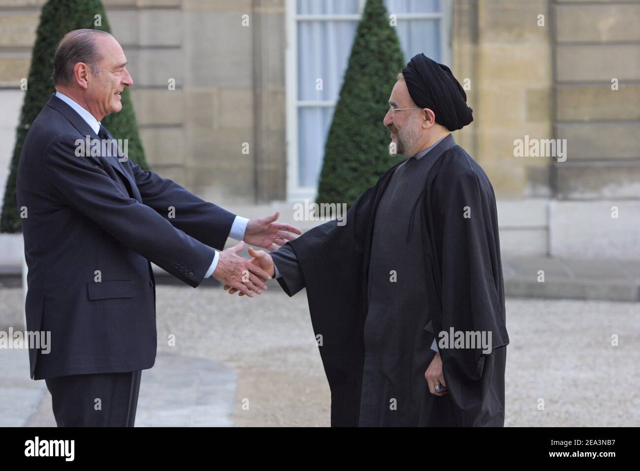 Il presidente iraniano Mohammad Khatami scuote la mano con il presidente francese Jacques Chirac quando arriva al palazzo Elysee a Parigi, in Francia, il 5 aprile 2005. Foto di Mousse/ABACA Foto Stock