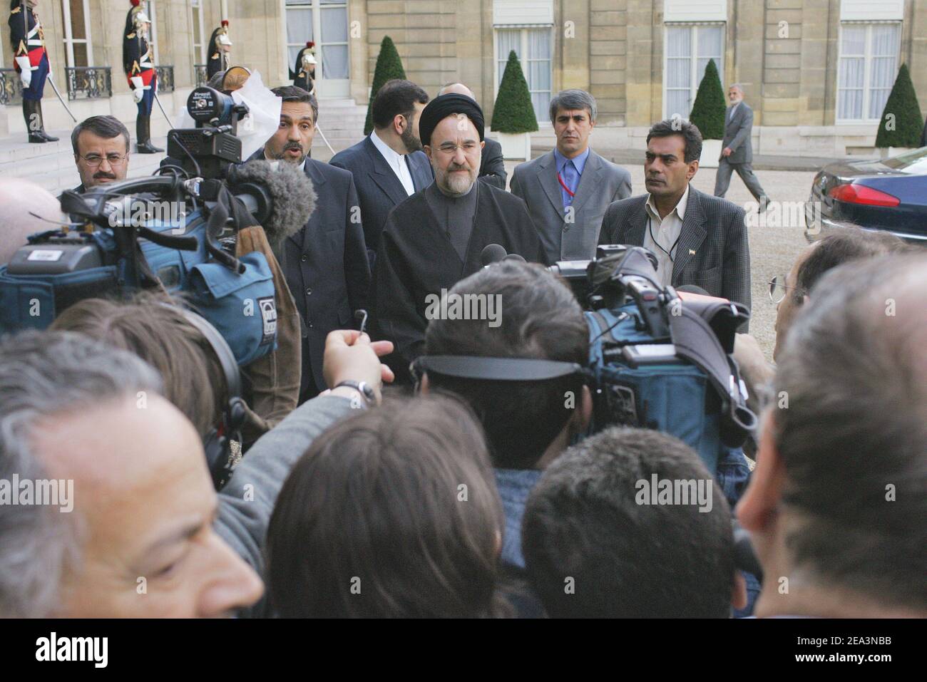 Il presidente iraniano Mohammad Khatami lascia il palazzo Elysee a Parigi, in Francia, il 5 aprile 2005. Foto di Mousse/ABACA. Foto Stock