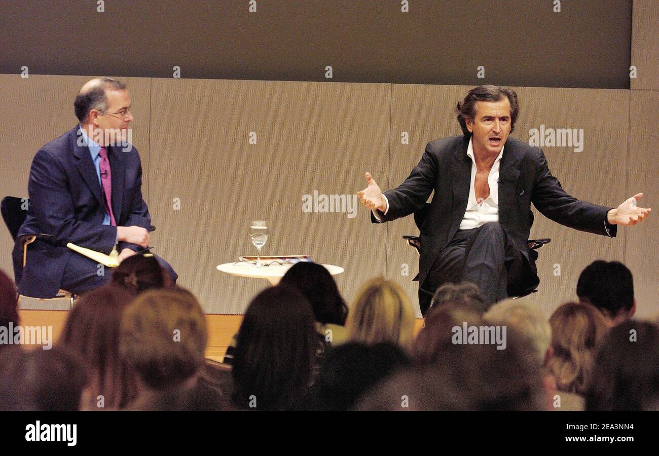 Il filosofo francese Bernard-Henri Levy è intervistato da David Brooks durante una sessione della serie 'Live from the New York Public Library', a New York City, NY, USA, il 6 aprile 2005, il tema di questa sera è il suo incarico di anno per la rivista atlantica 'A Frenchman in America : Sulle orme di Alexis de Tocqueville'. Foto di Nicolas Khayat/ABACA. Foto Stock