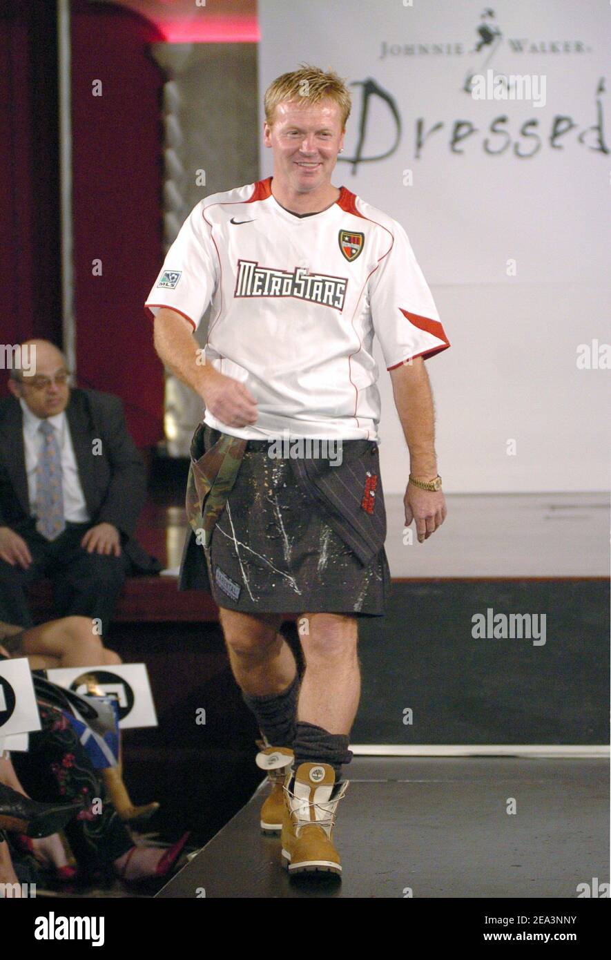 La leggenda scozzese del calcio, Mo Johnston, cammina sulla pista alla serata scozzese di moda e divertimento 'Dred to Kilt', presentata da Johnnie Walker, tenuta presso il 'Copacabana' club di New York City, USA, il 6 aprile 2005. Foto di Slaven Vlasic/ABACA. Foto Stock