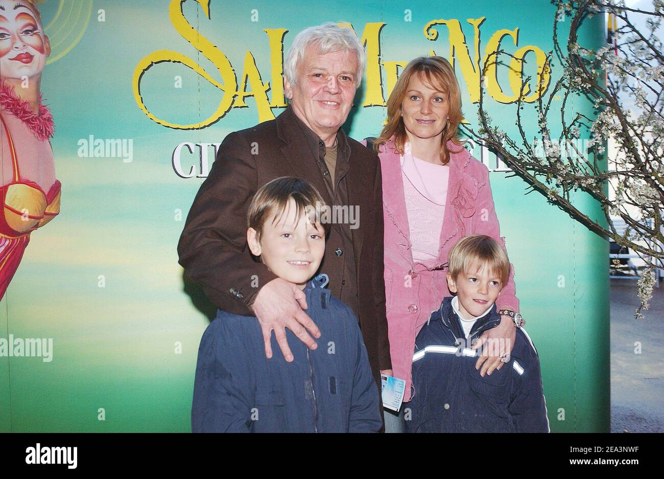 Il 7 aprile 2005, l'attore e produttore francese Jacques Perrin e la sua famiglia partecipano allo spettacolo circense canadese "Cirque du Soleil" a Boulogne-Billancourt, vicino a Parigi, Francia. Foto di Giancarlo Gorassini/ABACA. Foto Stock