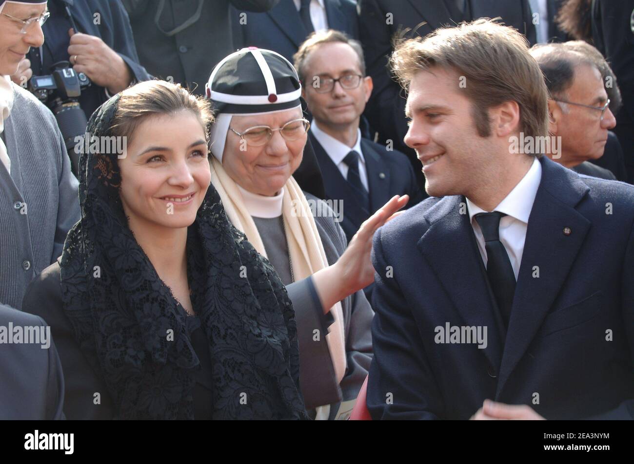 Il principe Emmanuel Philibert e la principessa Clotilde di Savoia partecipano ai funerali di Papa Giovanni Paolo II unendosi a regni, mediatori di potere politico e a moltitudini di fedeli in Piazza San Pietro a Città del Vaticano venerdì 8 aprile 2005. Foto di Abd Rabbo-Nebinger-Zabulon/ABACA Foto Stock