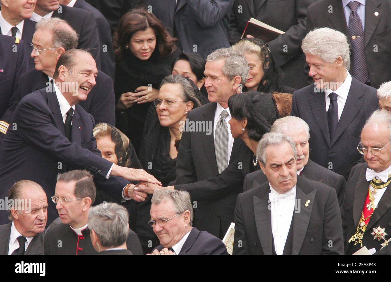Il presidente francese Jacques Chirac stringe le mani con il segretario di Stato americano Condoleezza Rice, Il presidente degli Stati Uniti George W. Bush e l'ex presidente degli Stati Uniti Bill Clinton durante i funerali di Papa Giovanni Paolo II si sono Uniti a più di due milioni di lutto, tra cui i re e gli agenti di potere politico in Piazza San Pietro a Città del Vaticano venerdì 8 aprile 2005. Foto di Abd Rabbo-Nebinger-Zabulon/ABACA. Foto Stock