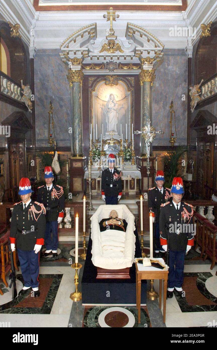 I resti mortali del Principe Rainier III sono esposti nella cappella del Palazzo di Monaco, domenica 10 aprile 2005. Il principe Rainier III morì mercoledì 6 aprile 2005 e i funerali si svolgeranno venerdì. Foto di Palais Principer de Monaco 2005/ABACA. Foto Stock