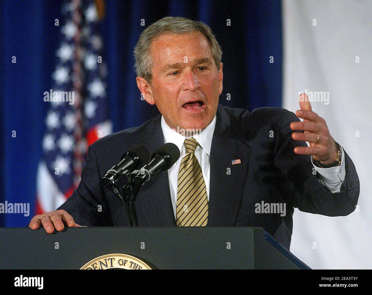 Il presidente George W Bush consegna le sue osservazioni alla American Society of Newspaper Editors Convention di Washington giovedì 14 aprile 2005. Foto di Olivier Douliery/ABACA Foto Stock