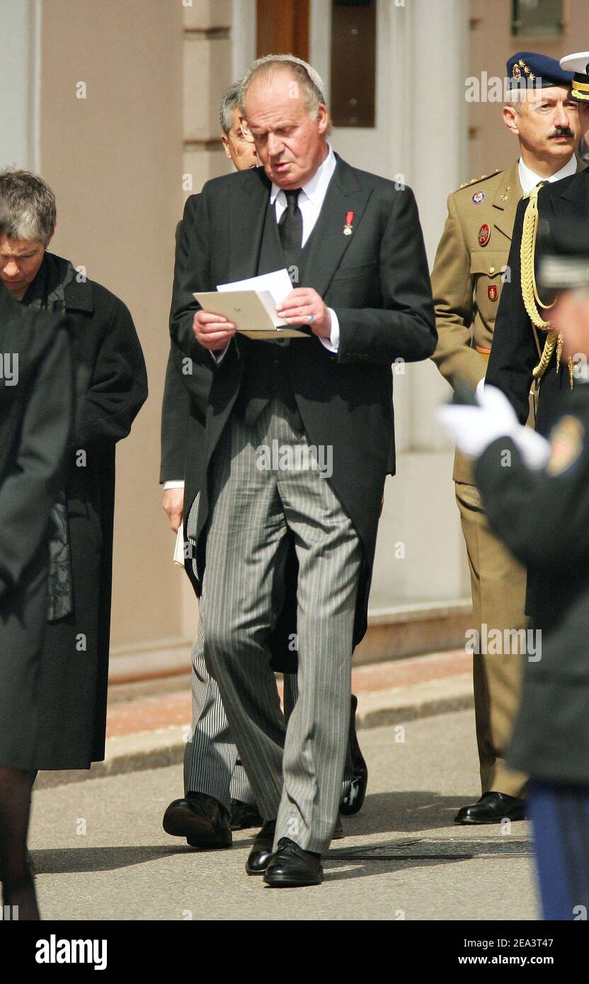 Re Juan Carlos di Spagna arriva alla Cattedrale di San Nicola a Monaco, il 15 aprile 2005, per assistere ai funerali del defunto Principe Rainier III di Monaco. Foto di Nebinger-Klein/ABACA. Foto Stock