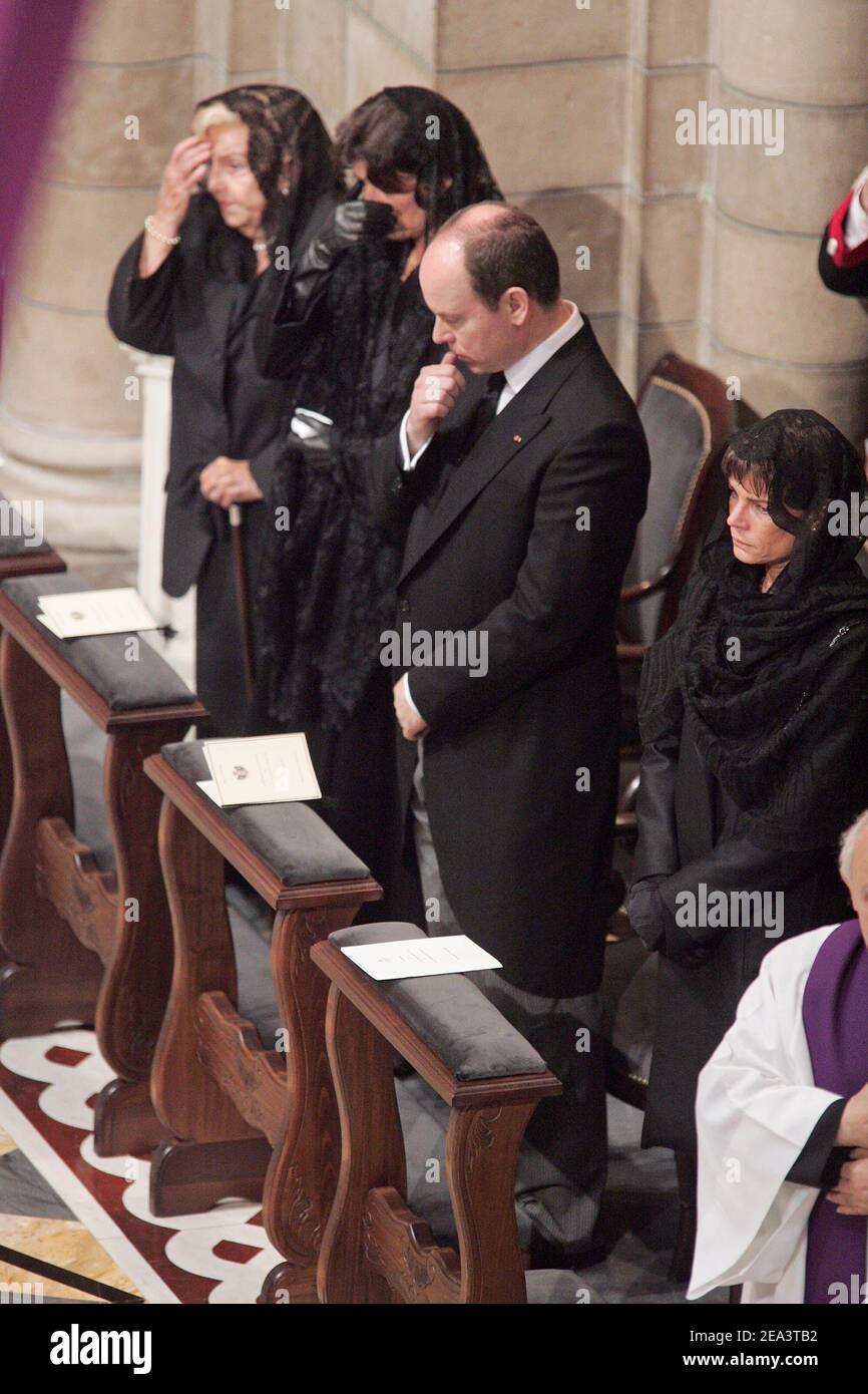 Principessa Antoinette di Monaco, Principe Caroline, Principe Alberto e Principessa Stephanie durante il servizio funebre per il defunto Principe Rainier III di Monaco nella Cattedrale di San Nicola a Monaco, il 15 aprile 2005. Foto IN PISCINA/ABACA Foto Stock