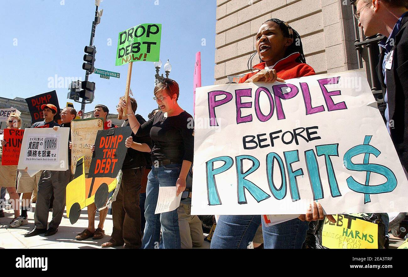 Il gruppo di manifestanti si è schierato contro la riunione della Banca Mondiale del FMI a Washington venerdì 15 aprile 2005. I ministri del Gruppo dei 24 paesi in via di sviluppo si riuniscono per le riunioni annuali del FMI e della Banca mondiale. Foto di Olivier Douliery/ABACA Foto Stock