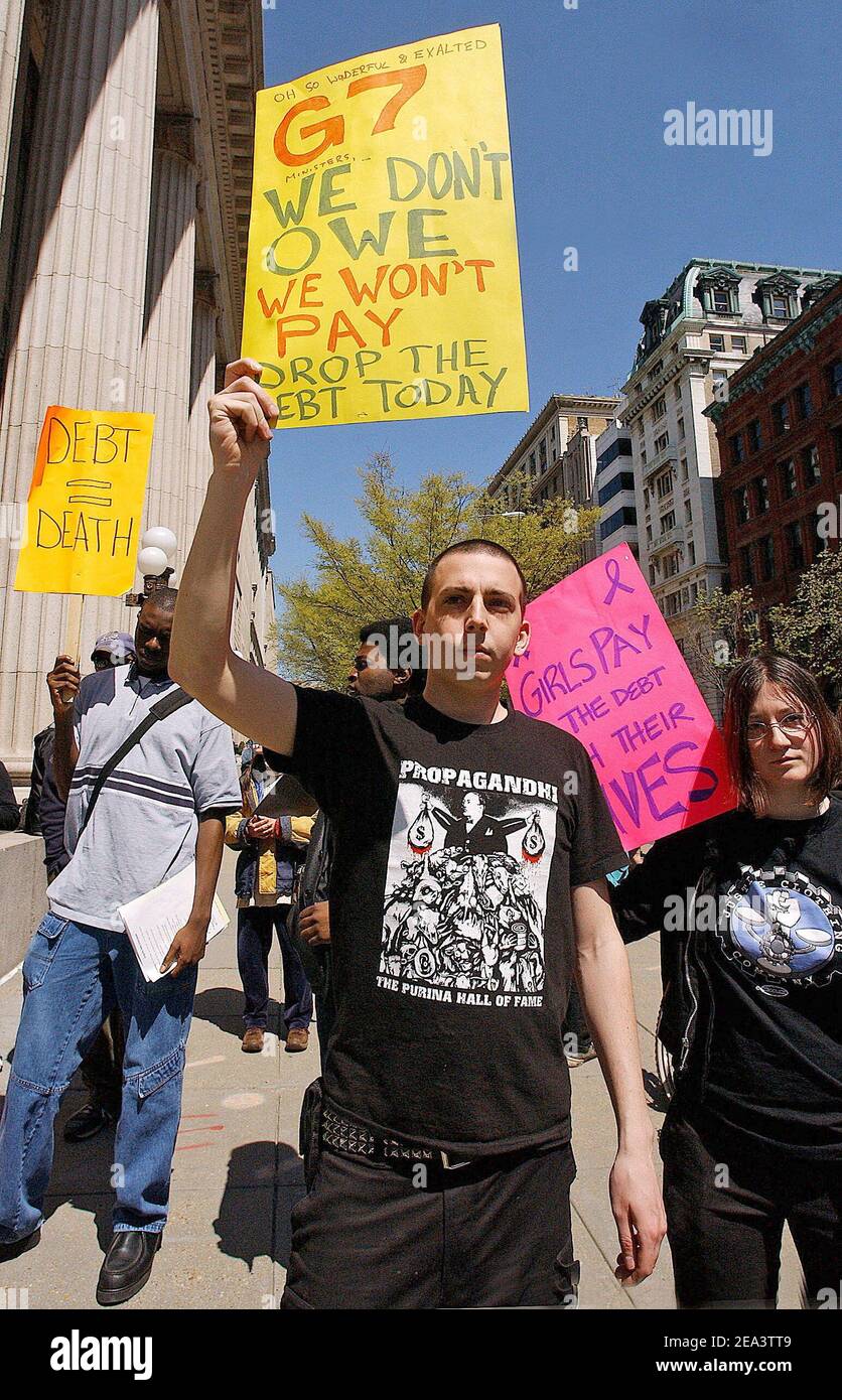 Il gruppo di manifestanti si è schierato contro la riunione della Banca Mondiale del FMI a Washington venerdì 15 aprile 2005. I ministri del Gruppo dei 24 paesi in via di sviluppo si riuniscono per le riunioni annuali del FMI e della Banca mondiale. Foto di Olivier Douliery/ABACA Foto Stock