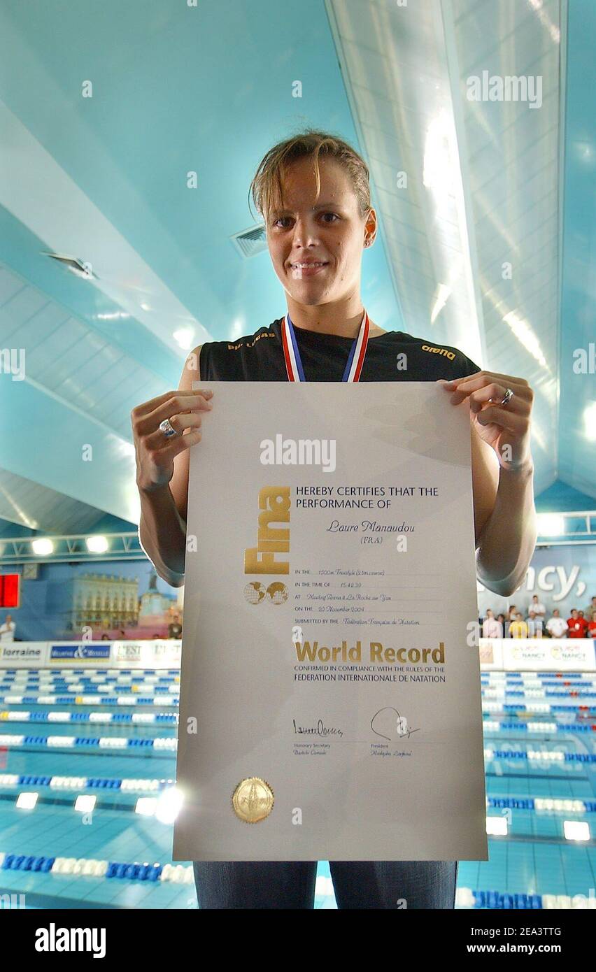 Laure Manaudou pone con il certificato del suo record mondiale femminile di 1500 m nel novembre 2004 durante i campionati francesi di nuoto, a Nancy, il 15 aprile 2005. Foto di Nicolas Gouhier/Cameleon/ABACA Foto Stock