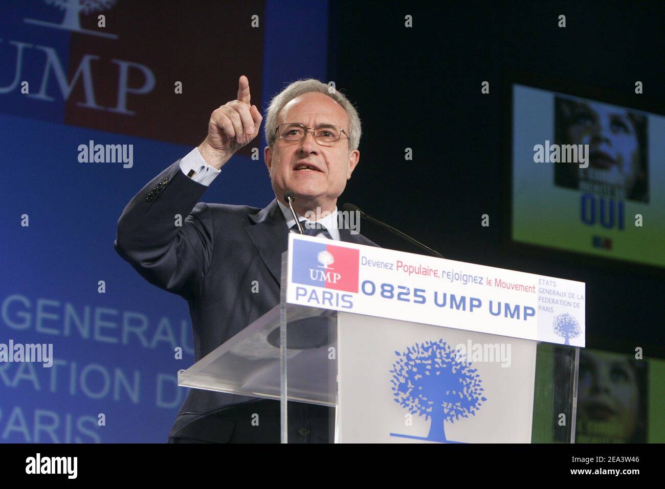 L'ex sindaco di Parigi Jean Tiberi parla ad un incontro a Parigi, in Francia, il 16 aprile 2005, riunendo i quattro candidati del partito UMP alla Mayoralty di Parigi. Foto di Mousse/ABACA Foto Stock