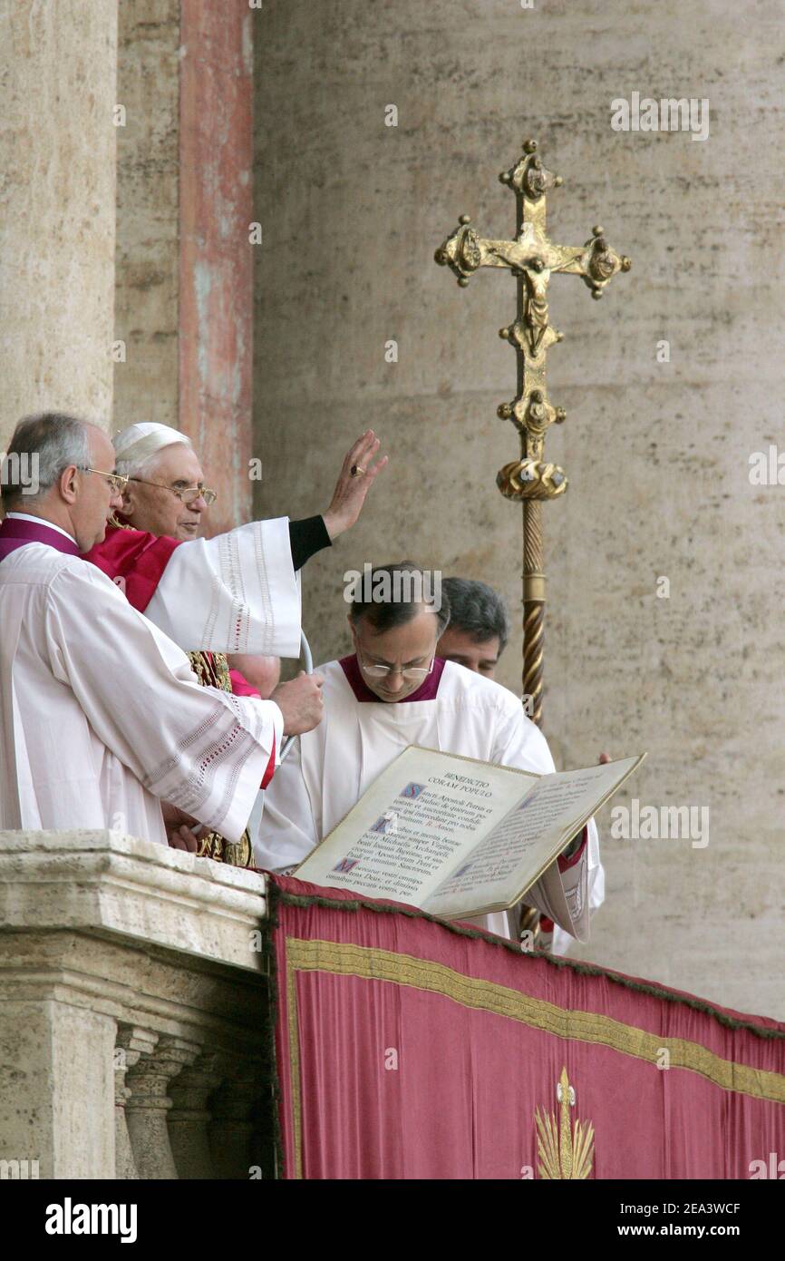 I Cardinali si presentano alla folla dopo aver eletto il prelato tedesco Joseph Ratzinger come nuovo papa, succedendo a Papa Giovanni Paolo II in Vaticano, Roma, il 19 aprile 2005. Ratzinger, 78, il 265° pontefice della Chiesa, prenderà il nome di Benedetto XVI. Foto di Laurent Zabulon/ABACA. Foto Stock