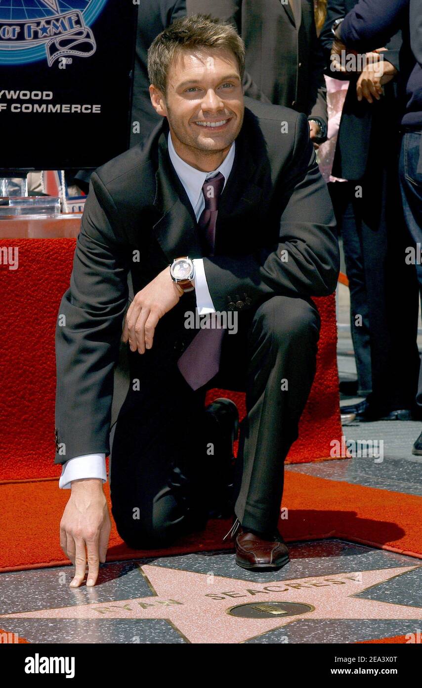 Ryan Seacrest è insignito della 2,82 82 82esima stella sulla Hollywood Walk of Fame di fronte al Kodak Theatre. Los Angeles, 20 aprile 2005. Foto di Lionel Hahn/ABACA. Foto Stock