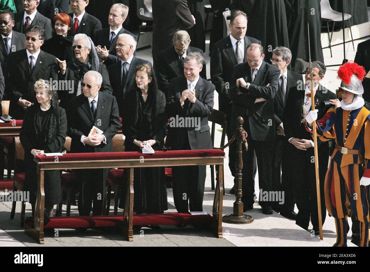 Il presidente tedesco Horst Koehler (c) e sua moglie Eva ascoltano la Messa rata di Papa Benedetto XVI in piazza San Pietro in Vaticano, domenica 24 aprile 2005. Foto di Laurent Zabulon/ABACA. Foto Stock