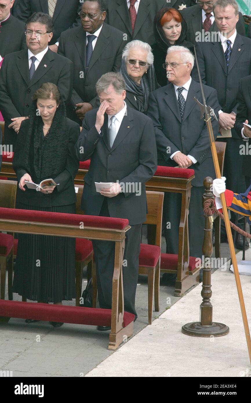 Il presidente tedesco Horst Koehler, a destra, e sua moglie Eva ascoltano la Messa rata di Papa Benedetto XVI in piazza San Pietro in Vaticano, domenica 24 aprile 2005. Foto di Laurent Zabulon/ABACA. Foto Stock