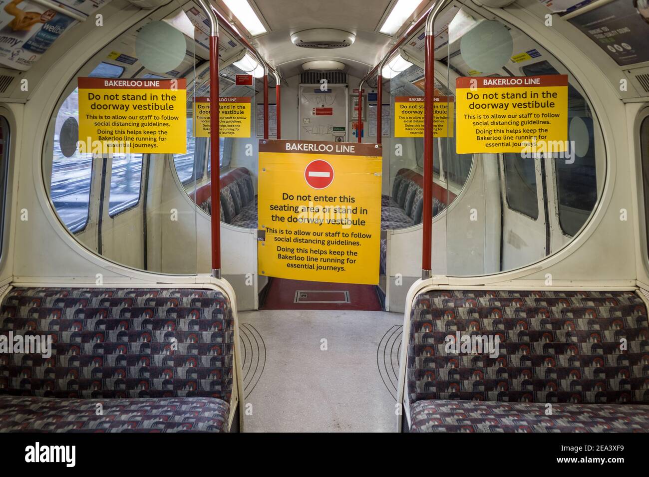 Coronavirus: Linee guida per la distanza sociale per il personale dei treni sotterranei sulla Bakerloo Line. Londra, Regno Unito. Foto Stock