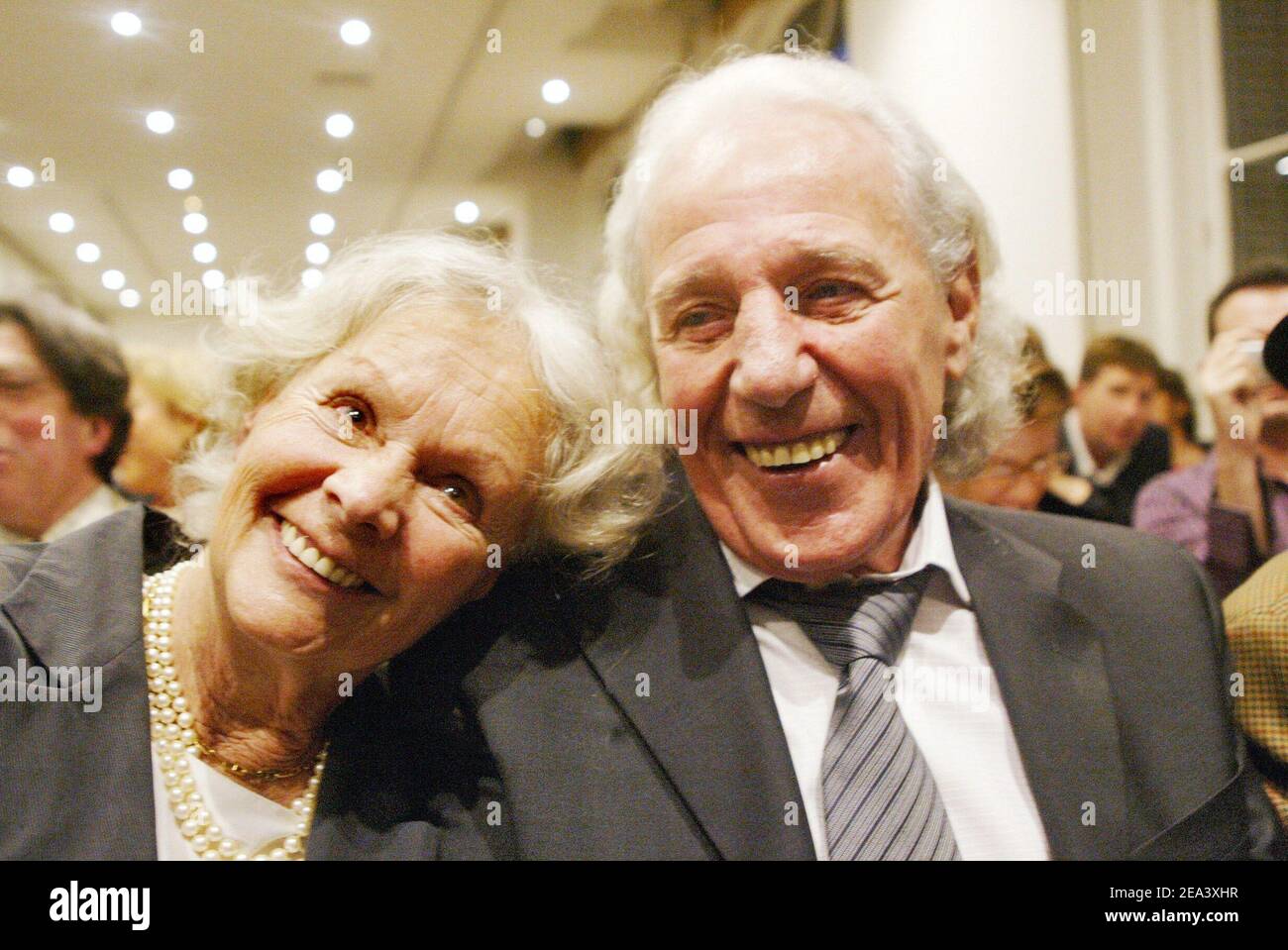 Francoise Bornet, la donna che ha visto nella classica fotografia di Robert Doisneau di una coppia che si bacia fuori dal municipio di Parigi, si pone con suo marito alla casa d'aste Dassault di Parigi, Francia, il 25 aprile 2005, come stampa originale della classica fotografia di Robert Doisneau 'Baiser de l'Hotel de Ville' (KISS at City Hall) è stato venduto 155.000 Euro durante un'asta di una vendita di fotografia a Parigi, Francia, il 25 aprile 2005. Foto di Mehdi Taamallah/ABACA. Foto Stock